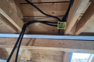 Dozna za vezivanje kablova - izvlačenje nove elektroinstalacije u potkrovlju Dozna za vezivanje kablova - izvlačenje nove elektroinstalacije u potkrovlju