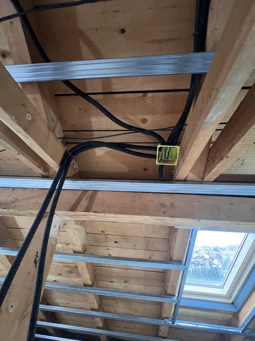 Razvodna kutija sa kablovima u drvenoj konstrukciji – deo elektroinstalacije u toku izgradnje