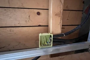 Tabla sa osiguračima - izvlačenje nove elektroinstalacije u potkrovlju Tabla sa osiguračima - izvlačenje nove elektroinstalacije u potkrovlju